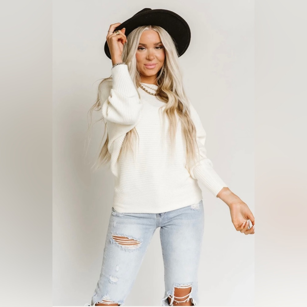 DAVI & DANI. Peyton ribbed sweater in cream. Size small.
